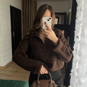 Sweter Czekoladowy z Kołnierzem